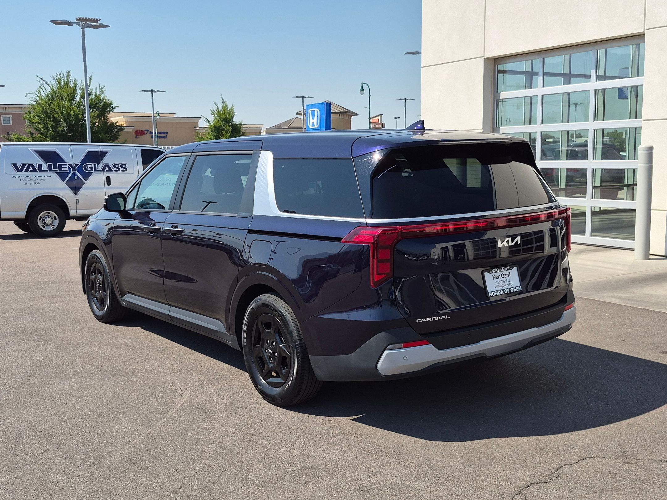 Used 2025 Kia Carnival FWD image 9