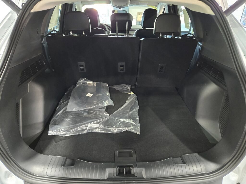 New 2025 Ford Escape SE w/ Class II Trailer Tow Package FWD image 17