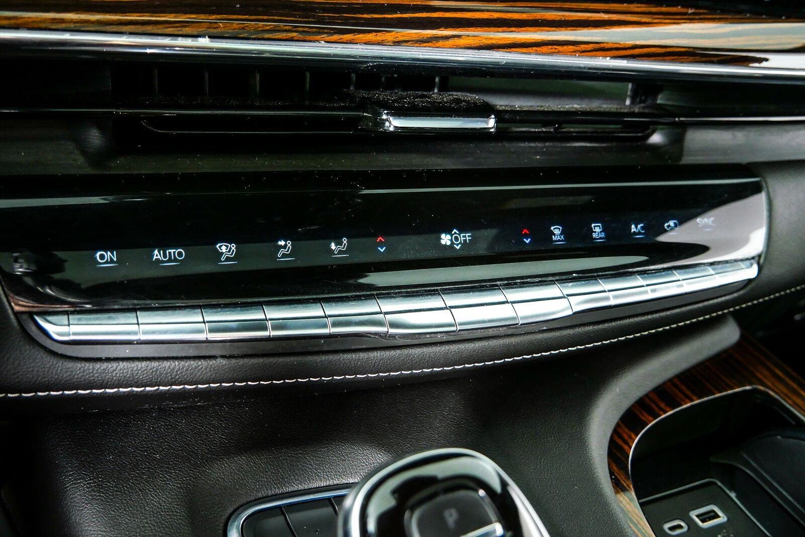 Used 2021 Cadillac Escalade Premium Luxury AWD/4WD image 17