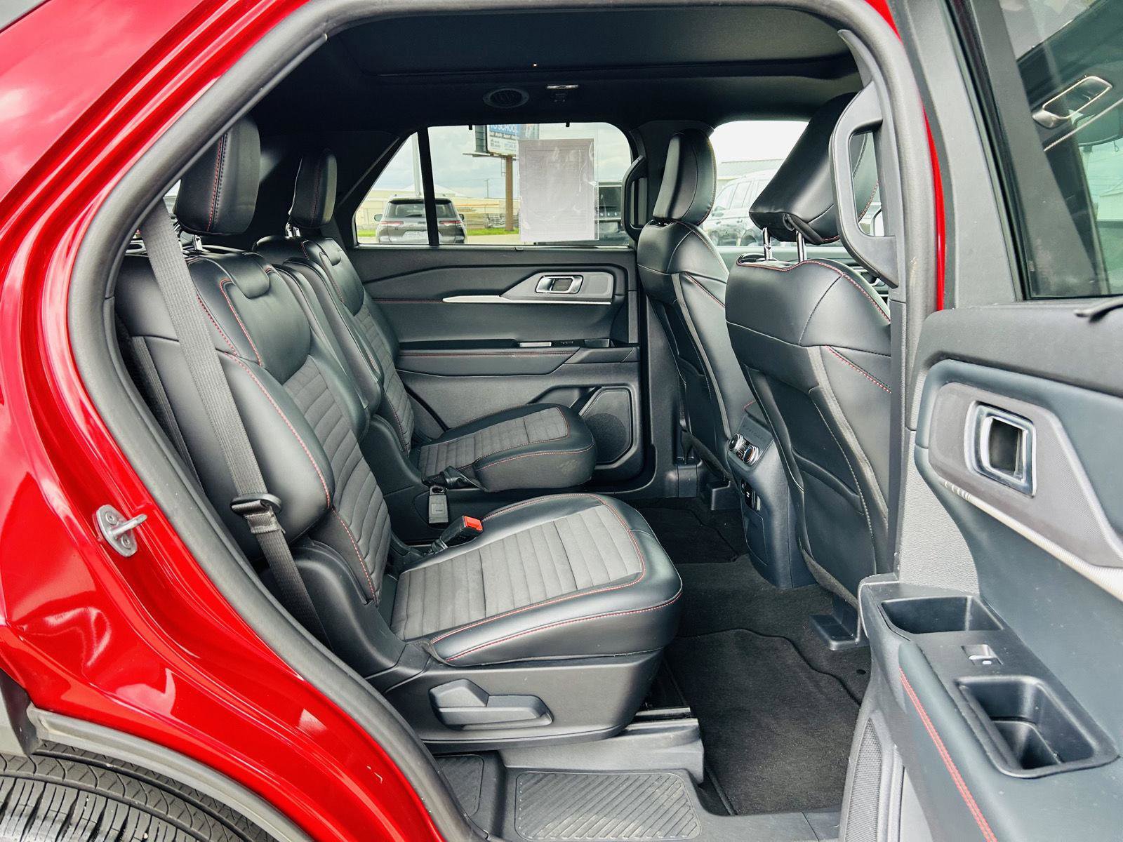 Used 2025 Ford Explorer ST-Line w/ Premium Package AWD/4WD image 39