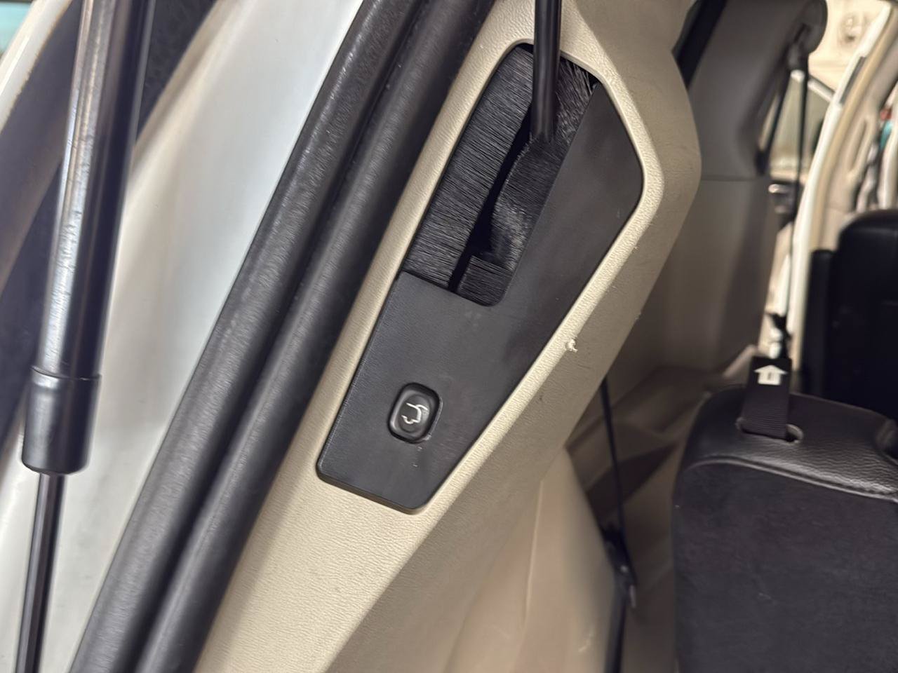Used 2015 Chrysler Town & Country Touring FWD image 39