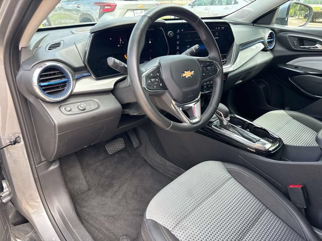 Used 2025 Chevrolet Trax LT w/ LT Convenience Package FWD image 24