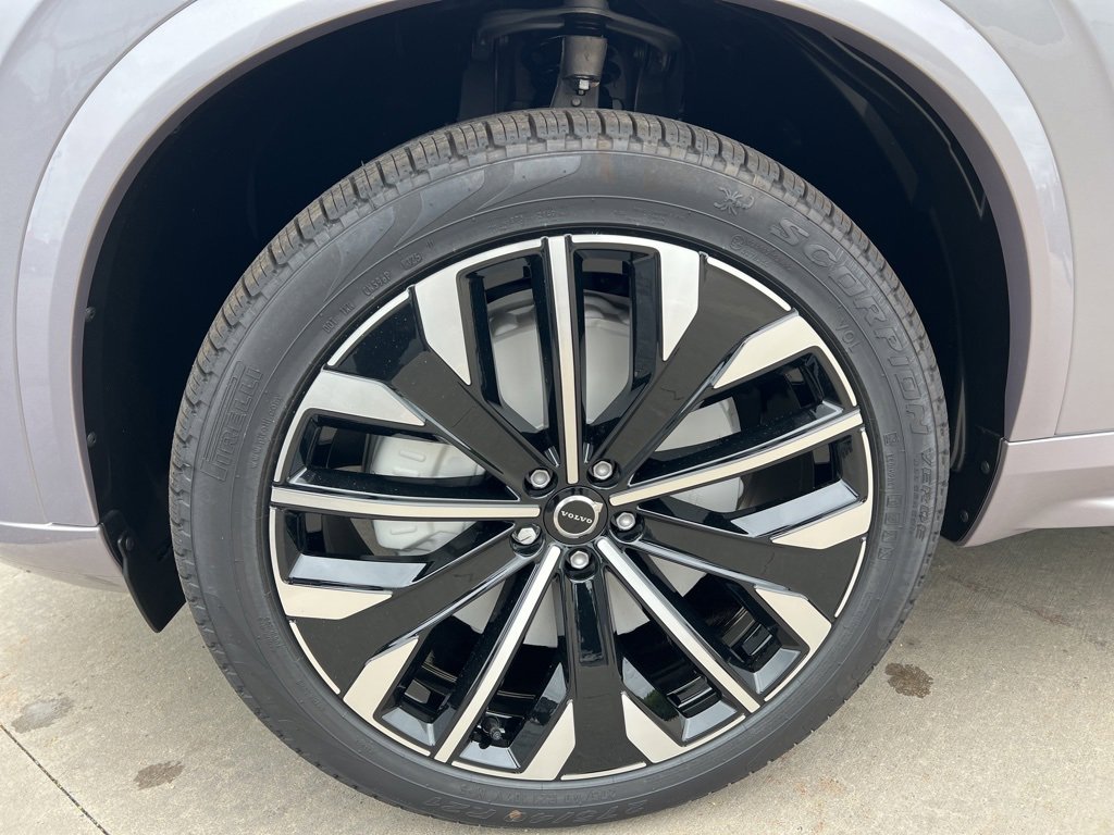 New 2026 Volvo XC90 B6 Plus w/ Protection Package Premier image 9