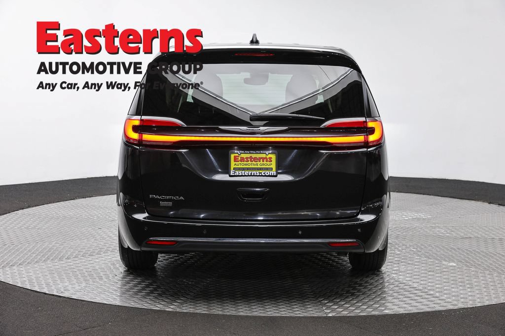 Used 2023 Chrysler Pacifica Touring-L FWD image 6