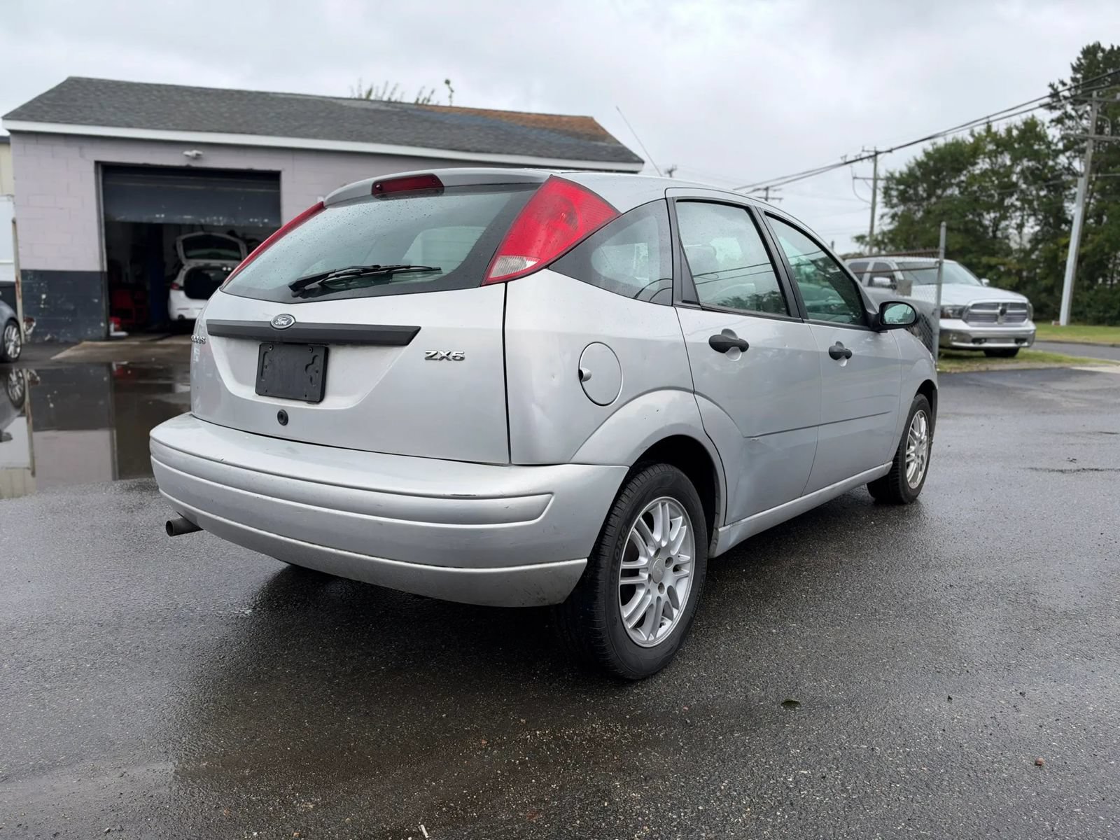 Used 2005 Ford Focus SES FWD image 5