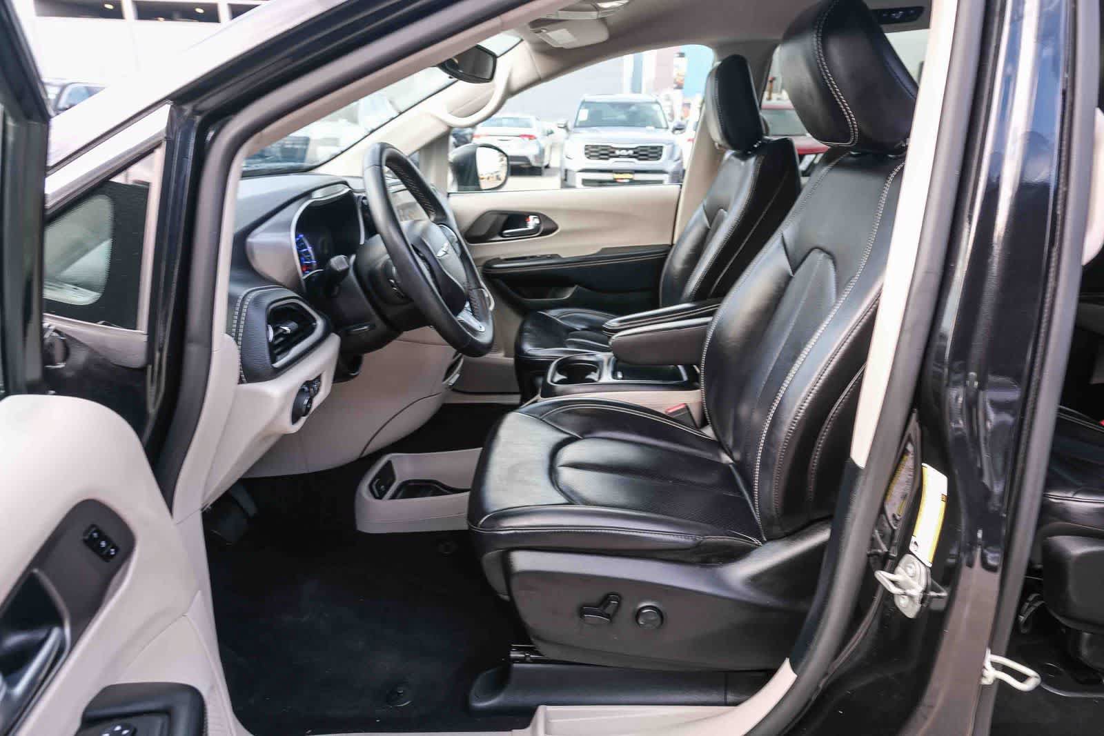 Used 2023 Chrysler Pacifica Touring-L FWD image 21