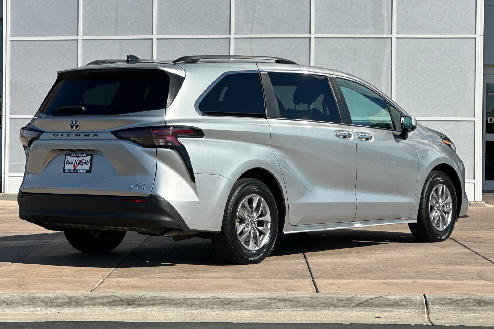 Used 2024 Toyota Sienna XLE FWD image 4