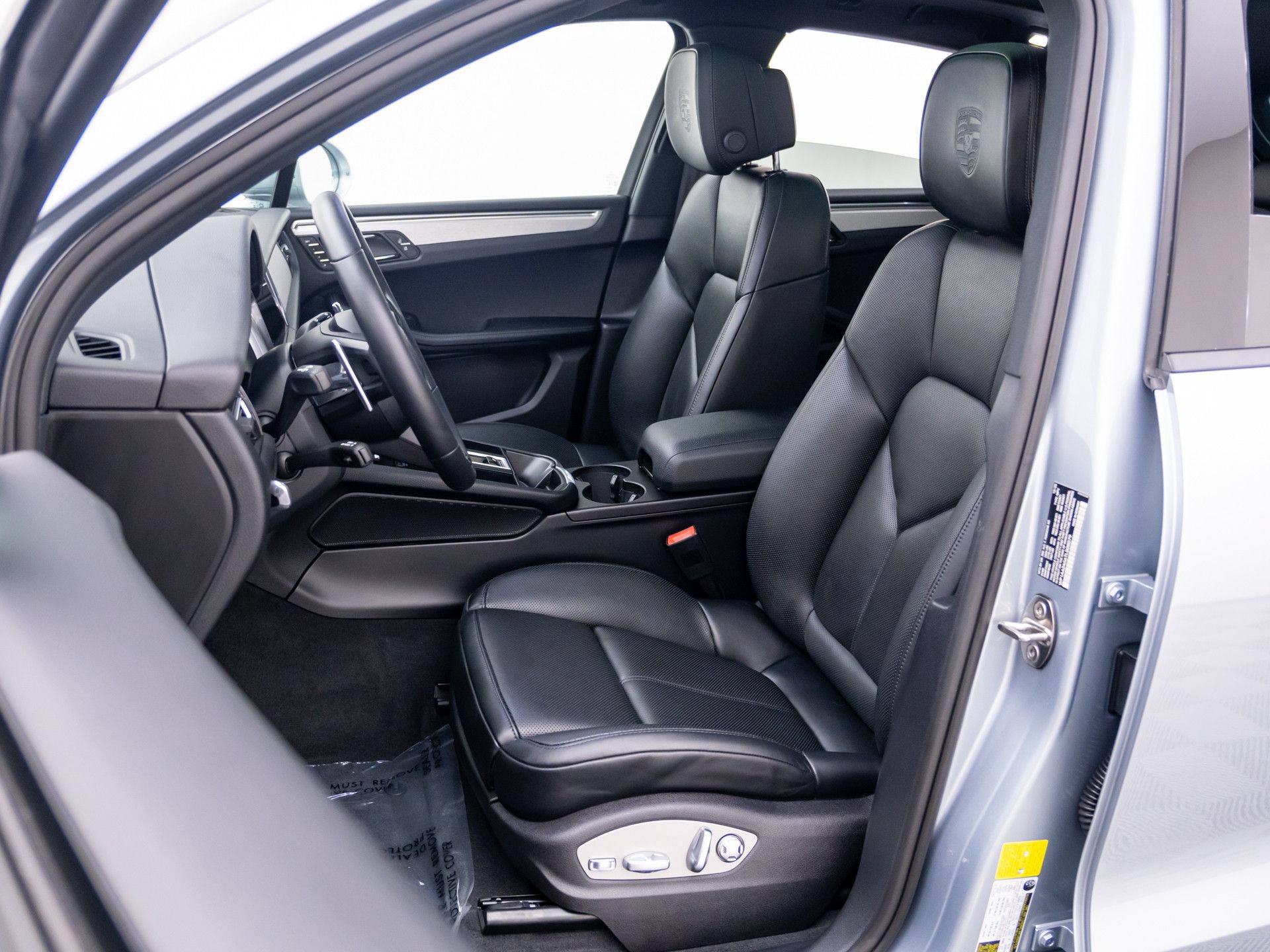 Certified 2026 Porsche Macan AWD/4WD image 5