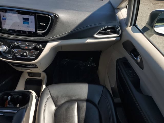 Used 2023 Chrysler Pacifica Touring-L FWD image 17