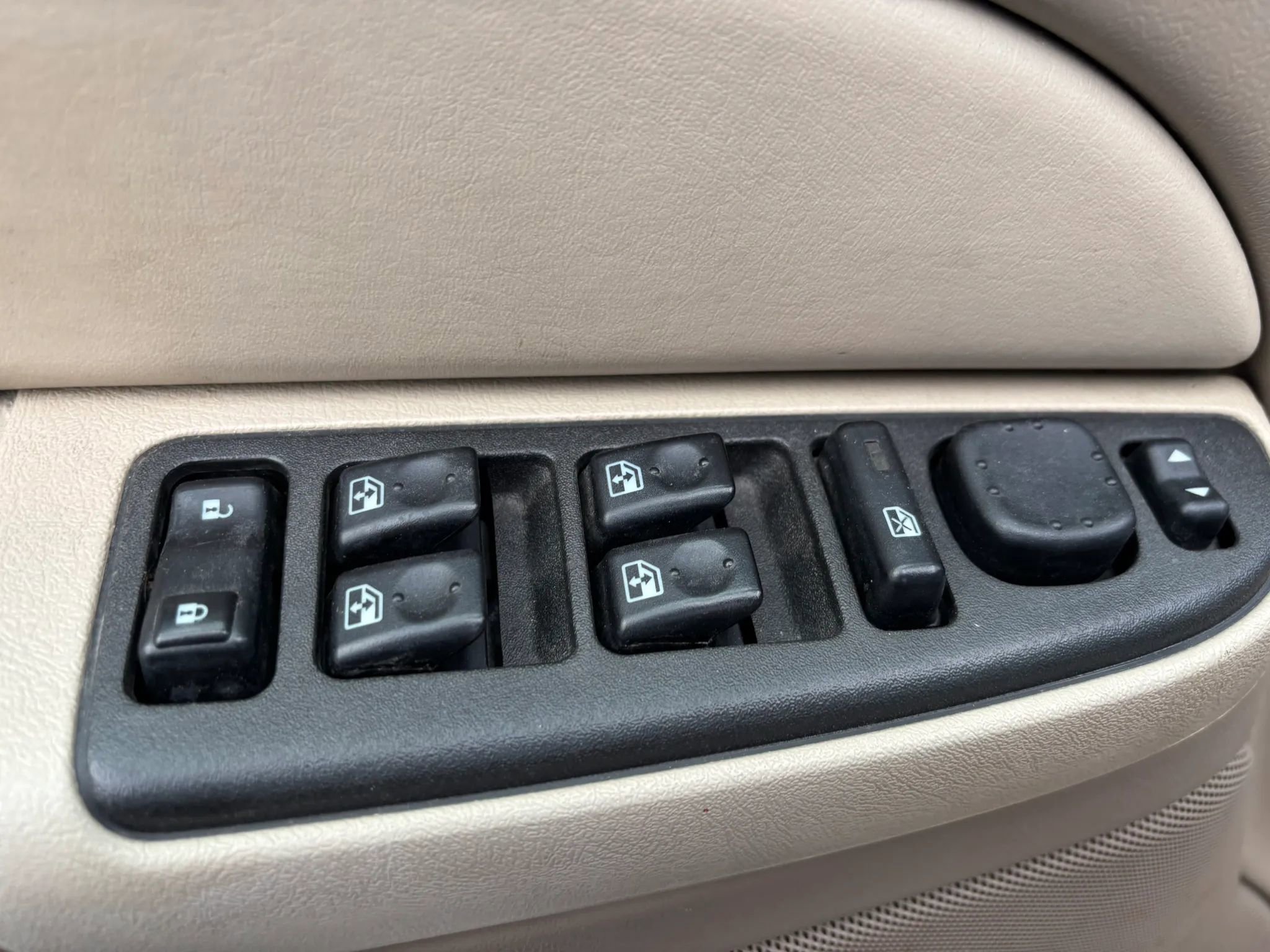 Used 2003 Chevrolet Suburban 2500 LS w/ LS Preferred Equipment Group image 16