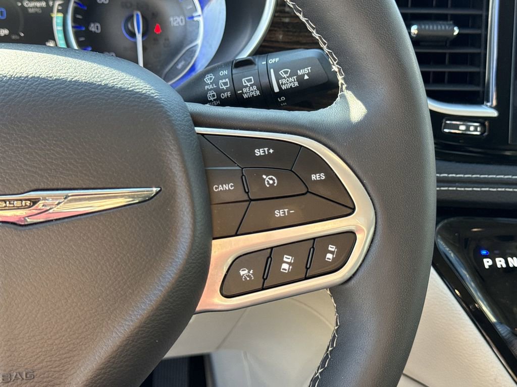Used 2024 Chrysler Pacifica Limited image 31