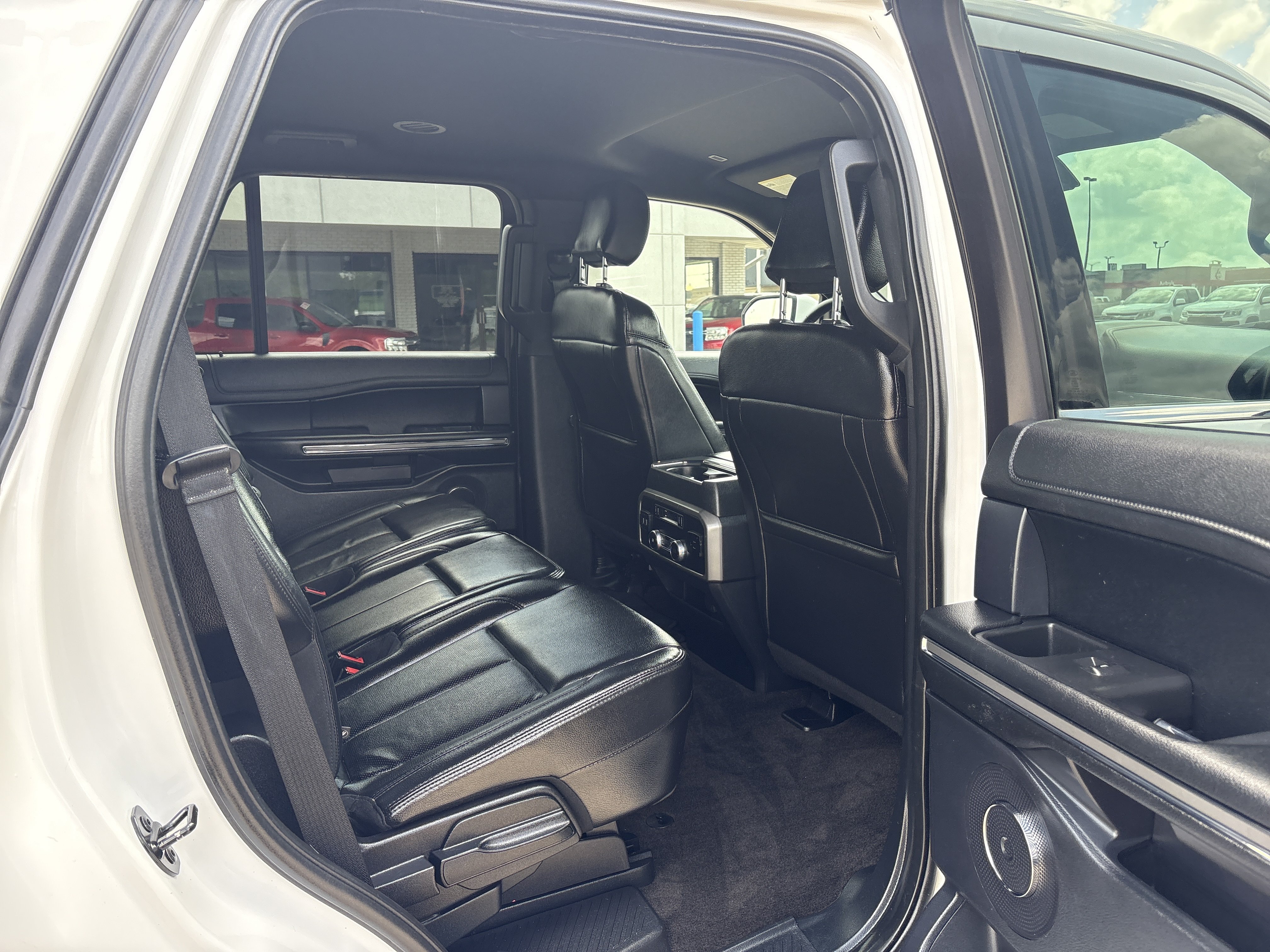 Used 2020 Ford Expedition XLT w/ Equipment Group 202A AWD/4WD image 15