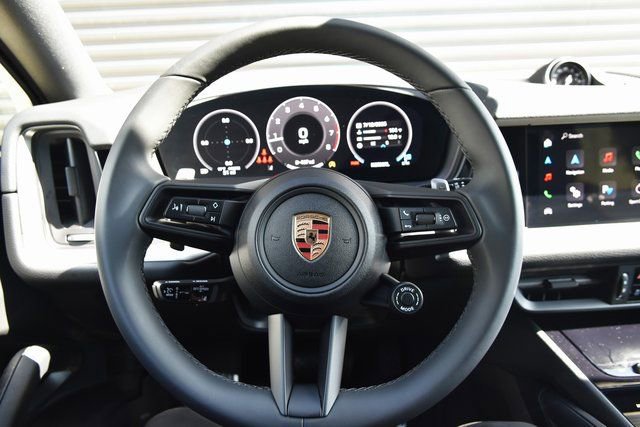 Used 2025 Porsche Cayenne Coupe AWD/4WD image 16