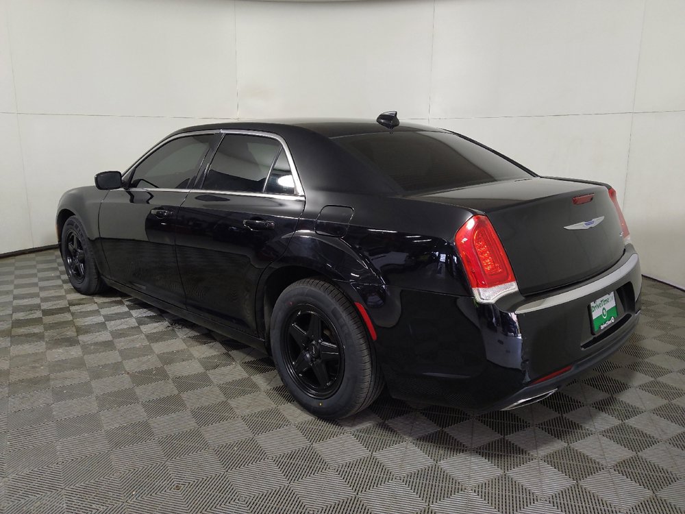 Used 2018 Chrysler 300 Touring RWD image 3