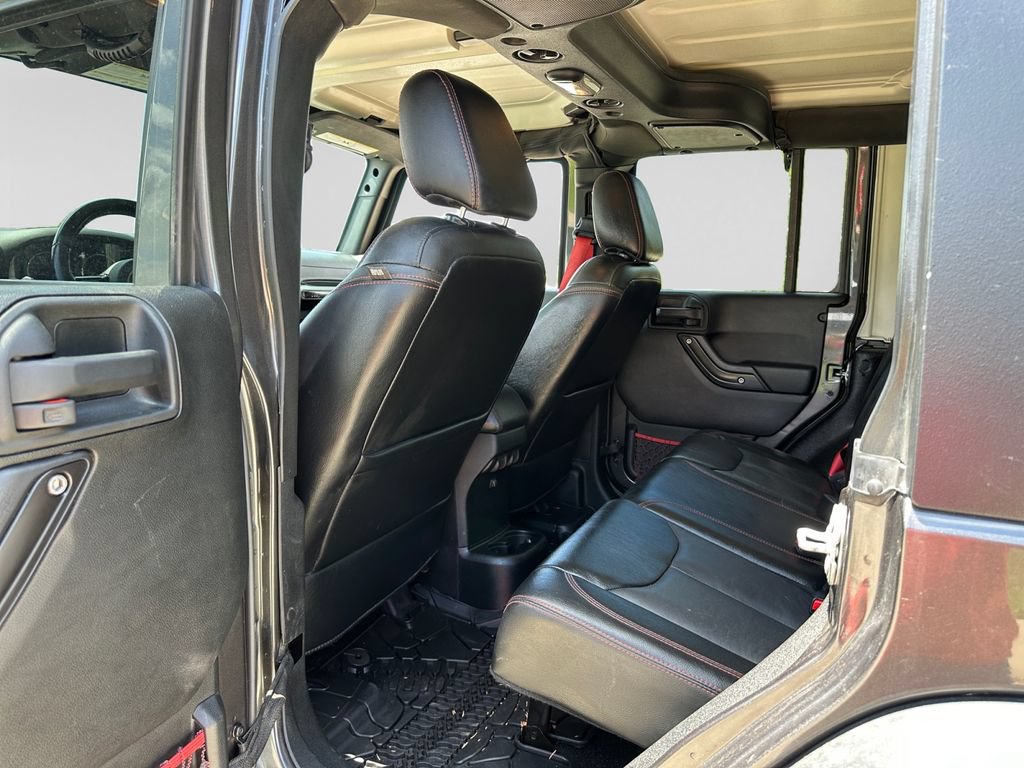 Used 2018 Jeep Wrangler Unlimited Rubicon w/ Connectivity Group AWD/4WD image 11