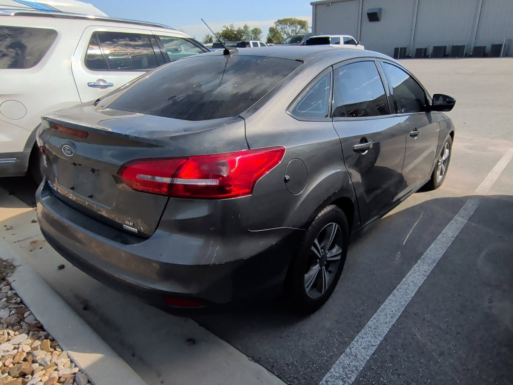 Used 2018 Ford Focus SE w/ SE Appearance Package FWD image 6