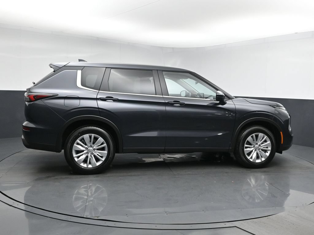 New 2026 Mitsubishi Outlander ES FWD image 3