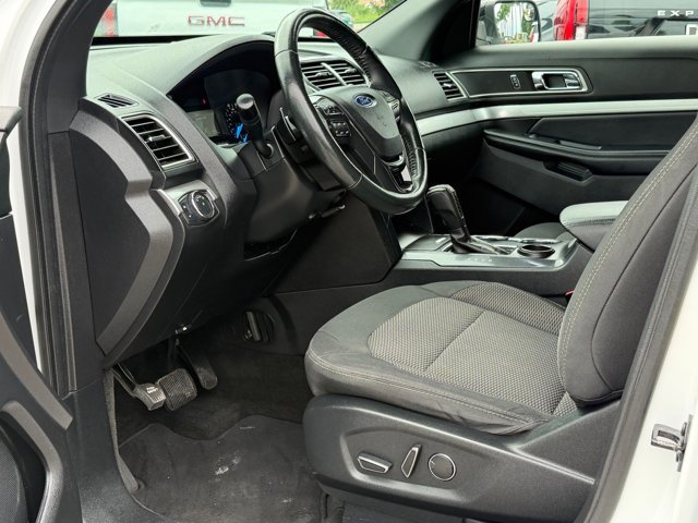 Used 2017 Ford Explorer XLT FWD image 18