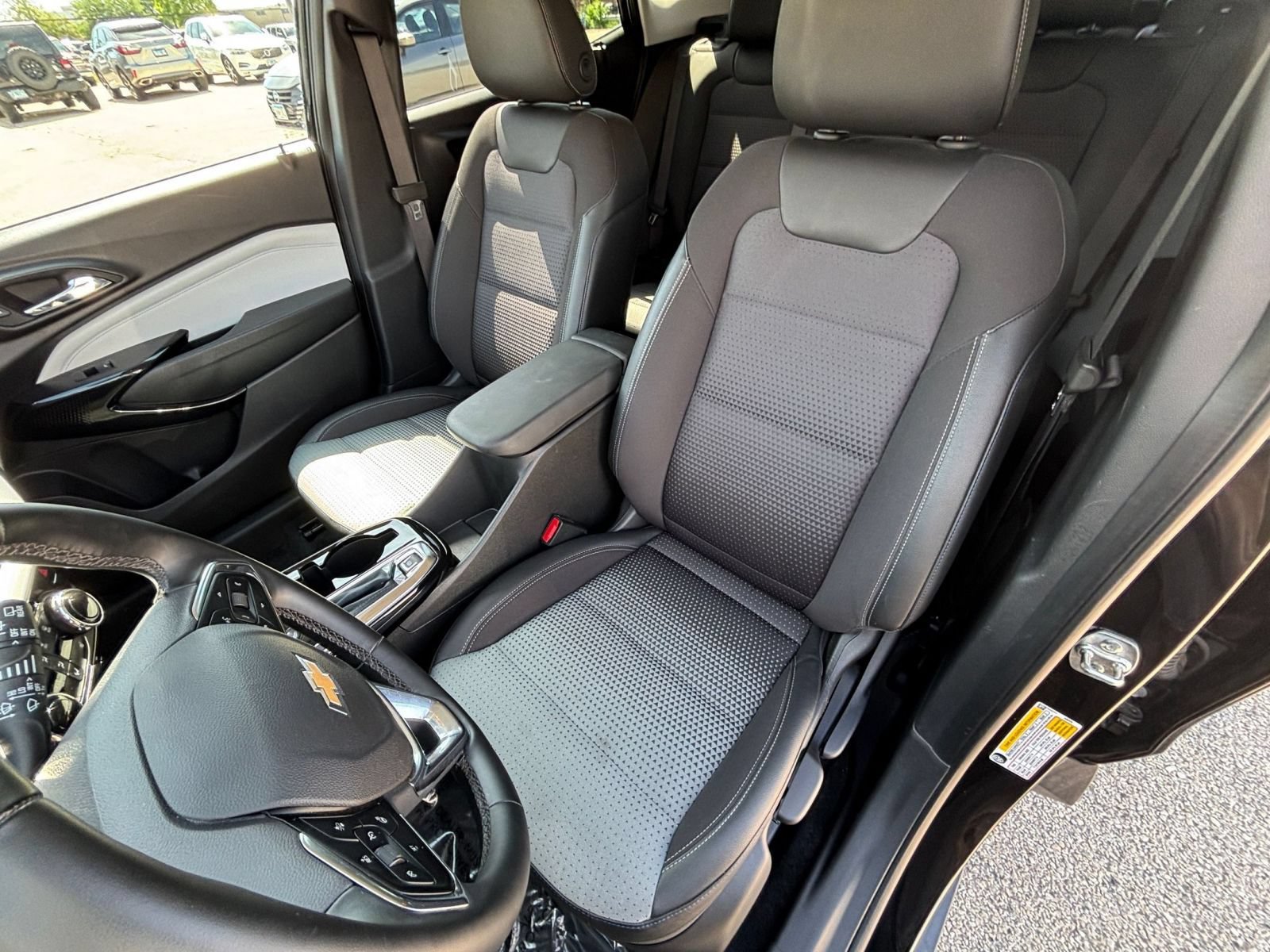 Used 2025 Chevrolet Trax LT w/ LT Convenience Package FWD image 35