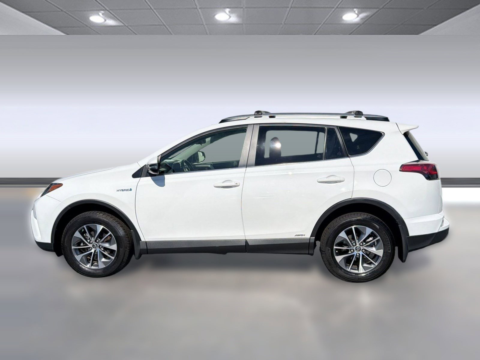 Used 2018 Toyota RAV4 XLE AWD/4WD image 2