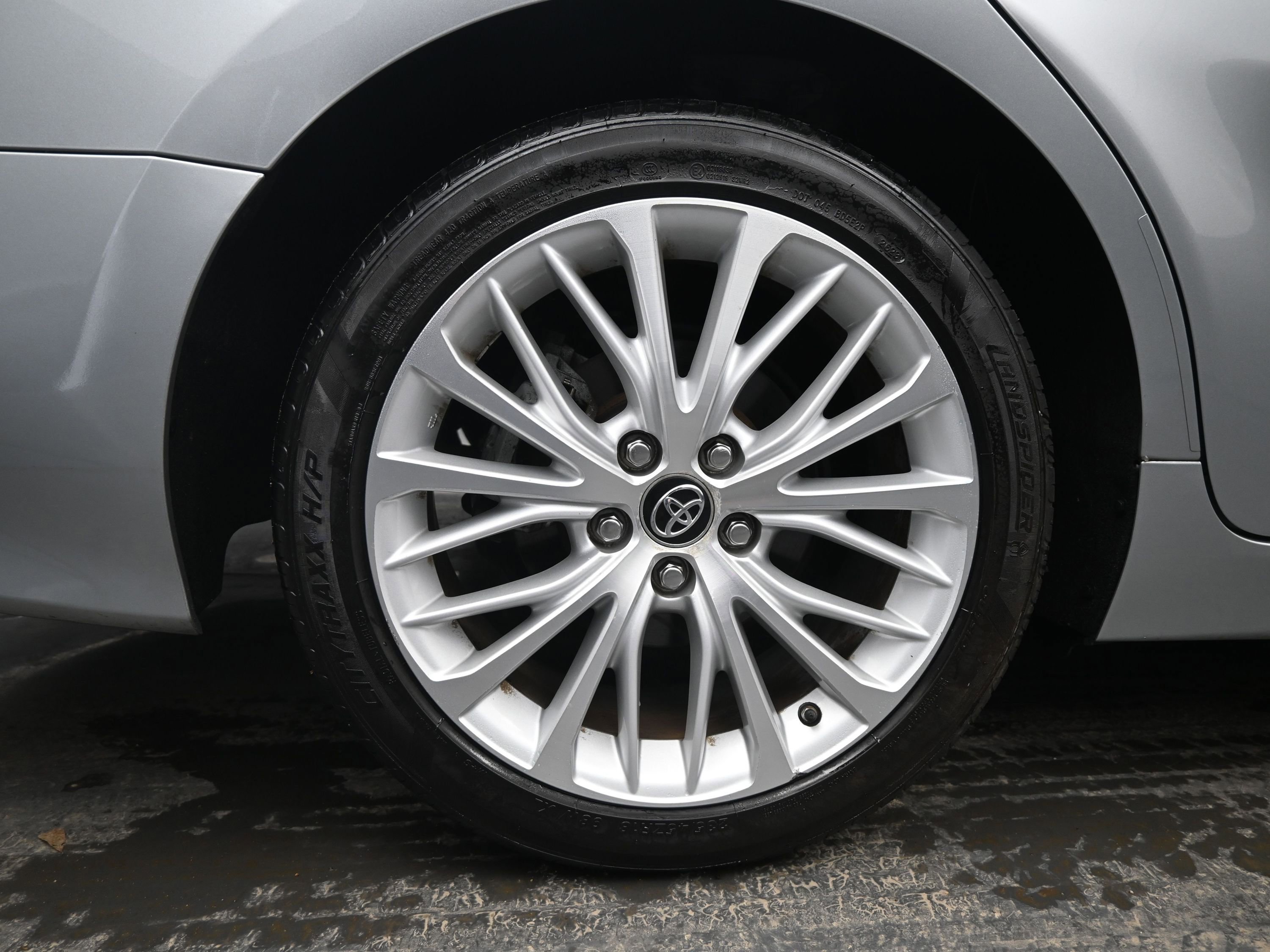 Used 2019 Toyota Camry XLE image 9