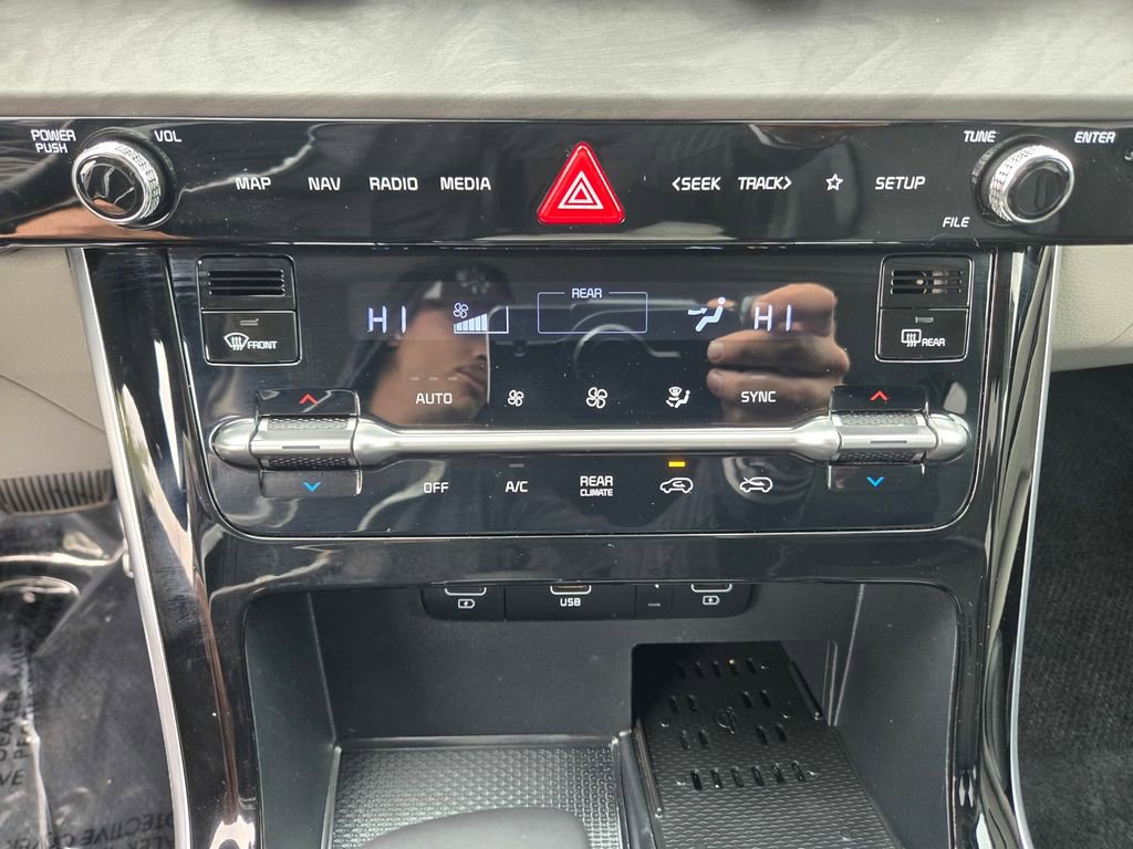 Used 2023 Kia Carnival EX image 16