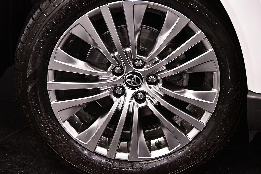 Used 2023 Toyota Venza XLE image 11