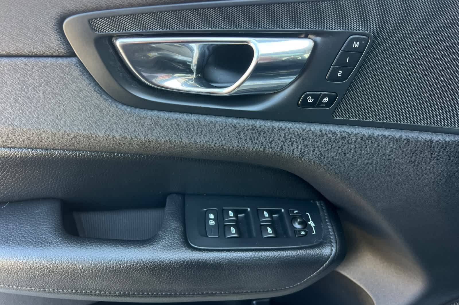 Used 2018 Volvo XC60 T6 Inscription w/ Convenience Package AWD/4WD image 15