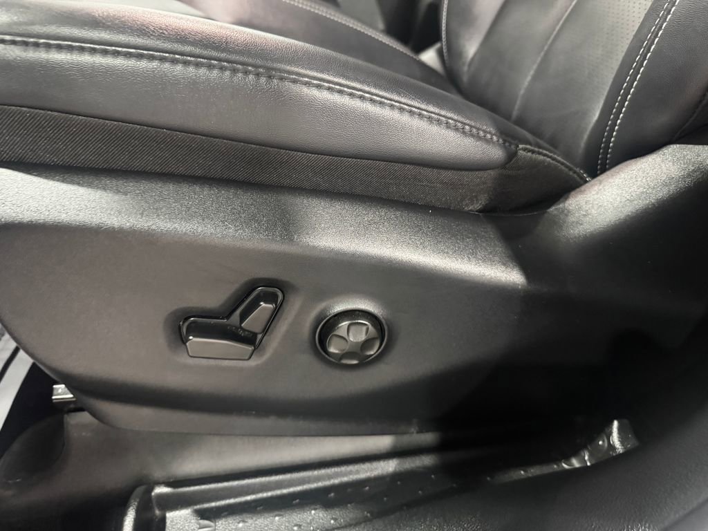 Used 2025 Chrysler Pacifica Select FWD image 18