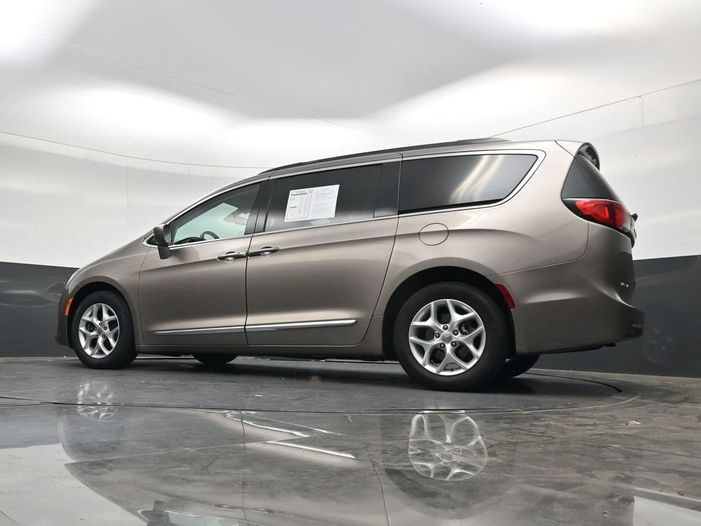 Used 2017 Chrysler Pacifica Touring-L w/ Tire & Wheel Group FWD image 38