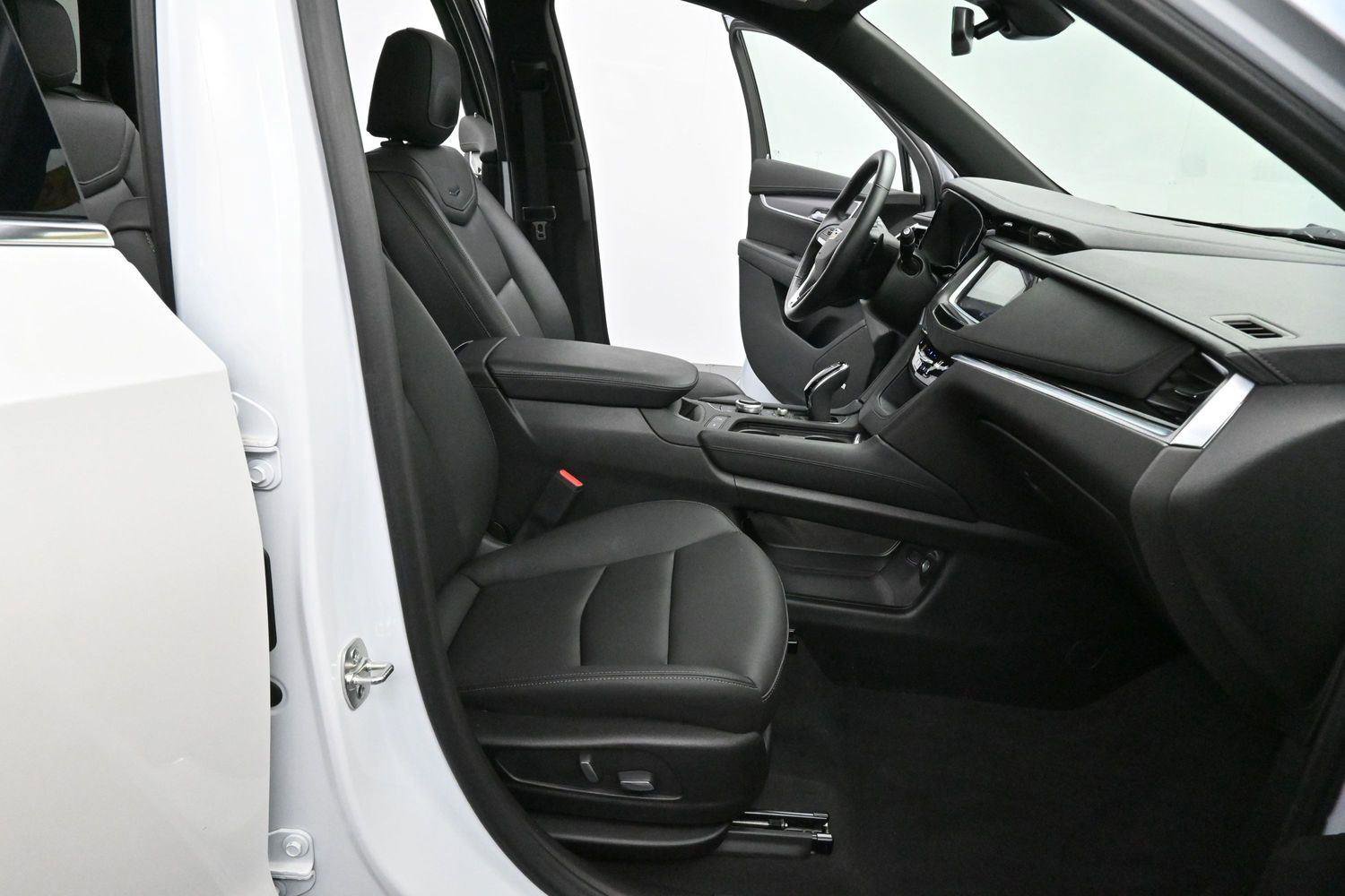 Certified 2025 Cadillac XT6 Luxury FWD image 35