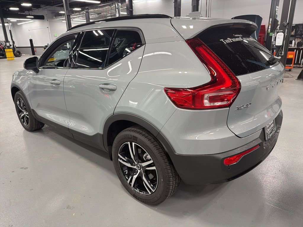 Used 2026 Volvo XC40 B5 Core w/ Climate Package image 2
