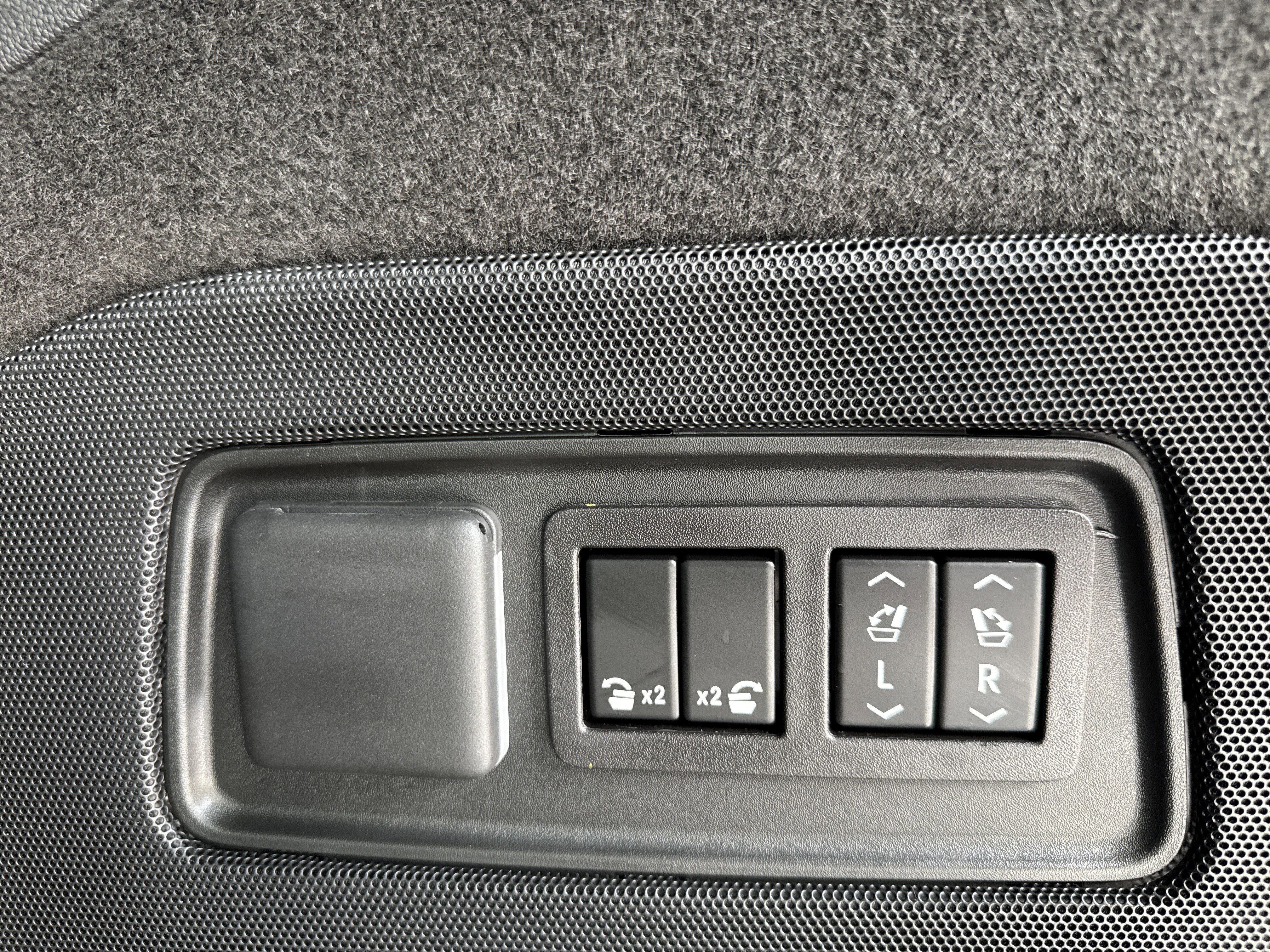 Used 2026 Cadillac Escalade Platinum Sport w/ LPO, ONYX Package image 39