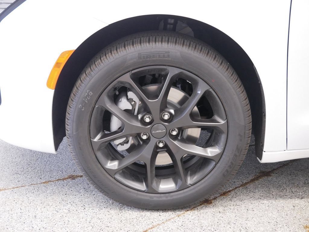 New 2027 Chrysler Pacifica Select AWD/4WD image 10