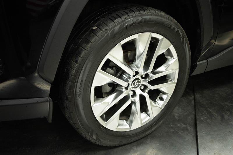 Used 2021 Toyota RAV4 XLE Premium AWD/4WD image 4