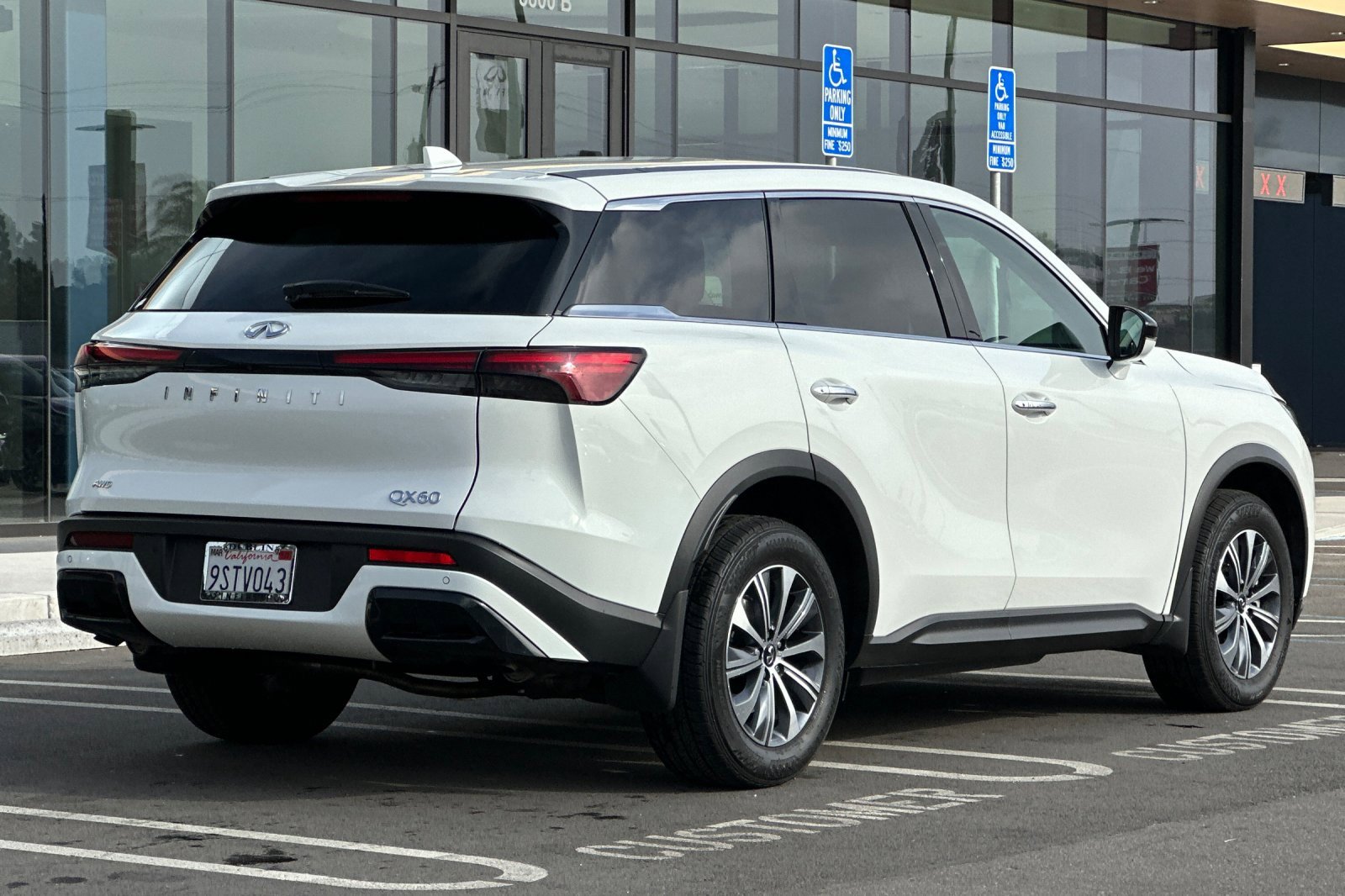 Certified 2025 INFINITI QX60 Pure image 4