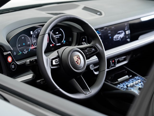 Used 2025 Porsche Cayenne image 9