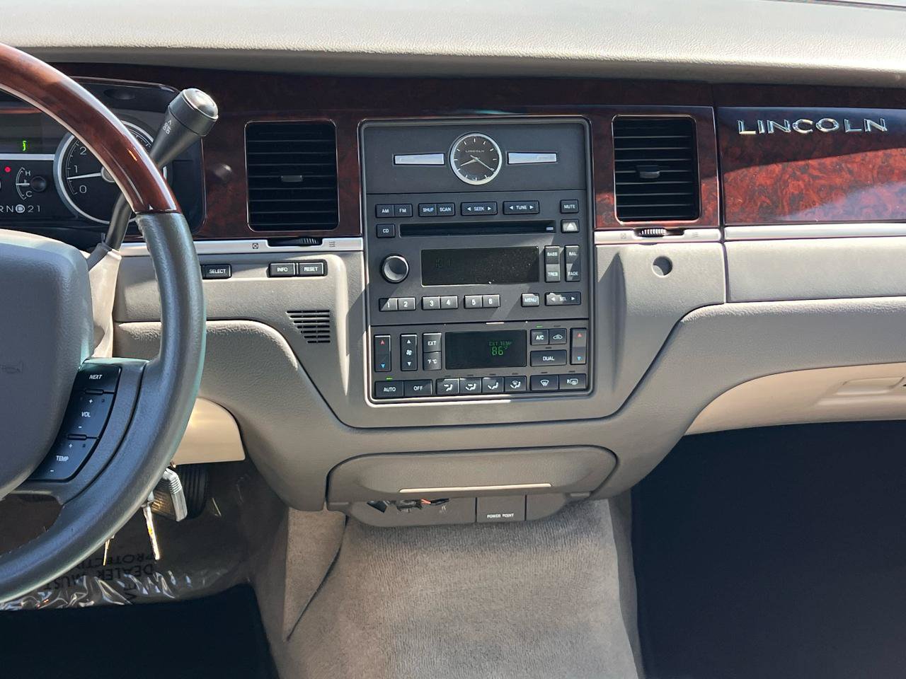 Used 2006 Lincoln Town Car Signature RWD image 80
