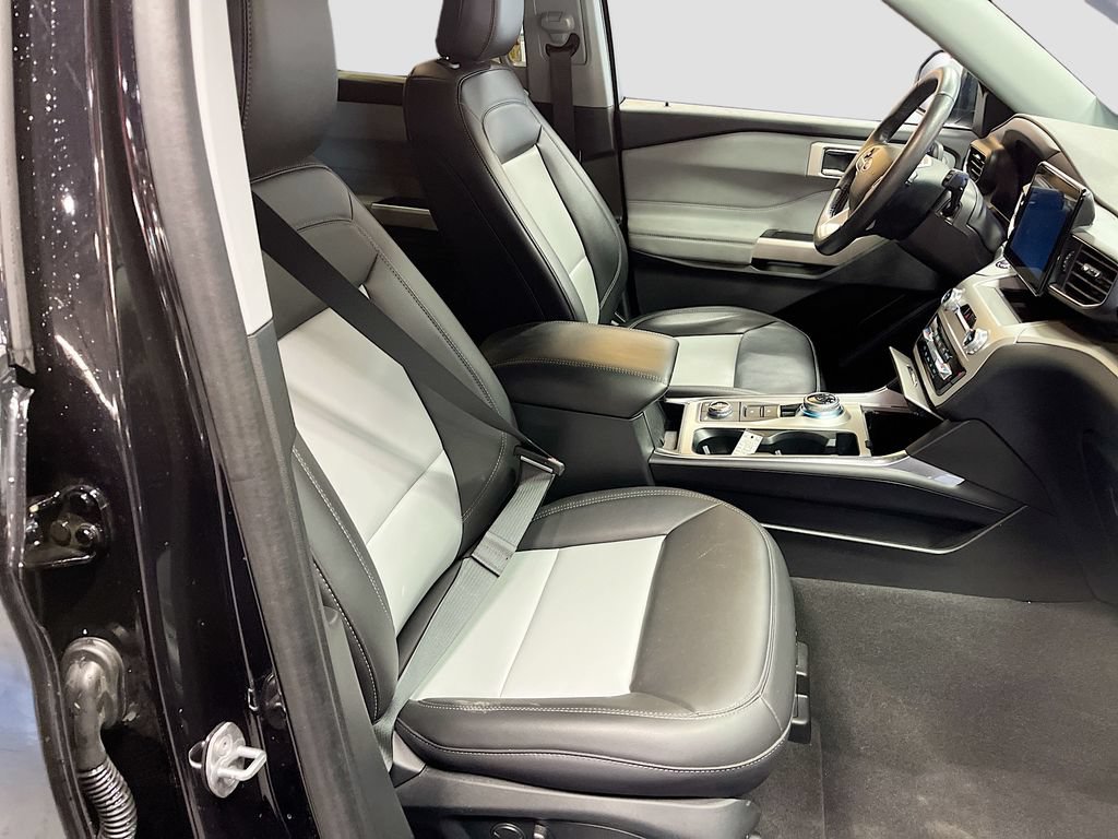 Used 2023 Ford Explorer XLT w/ Equipment Group 202A AWD/4WD image 30