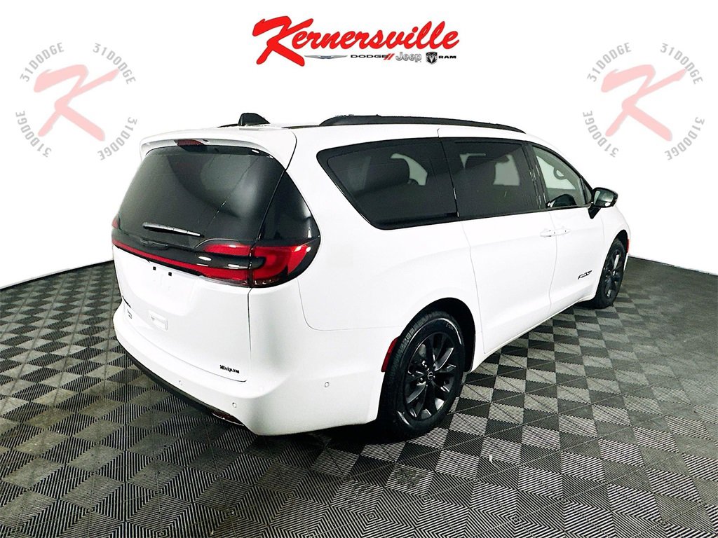 New 2025 Chrysler Pacifica Select w/ Fav Edition Package image 7