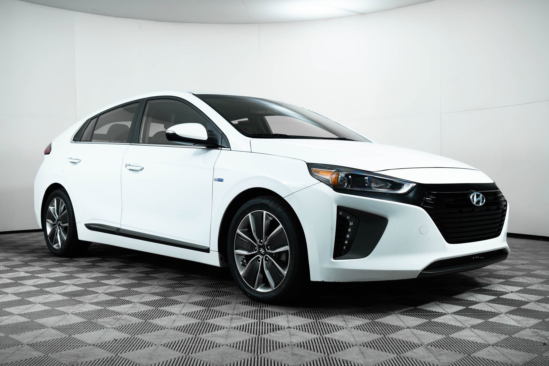 Used 2017 Hyundai Ioniq Limited video 1