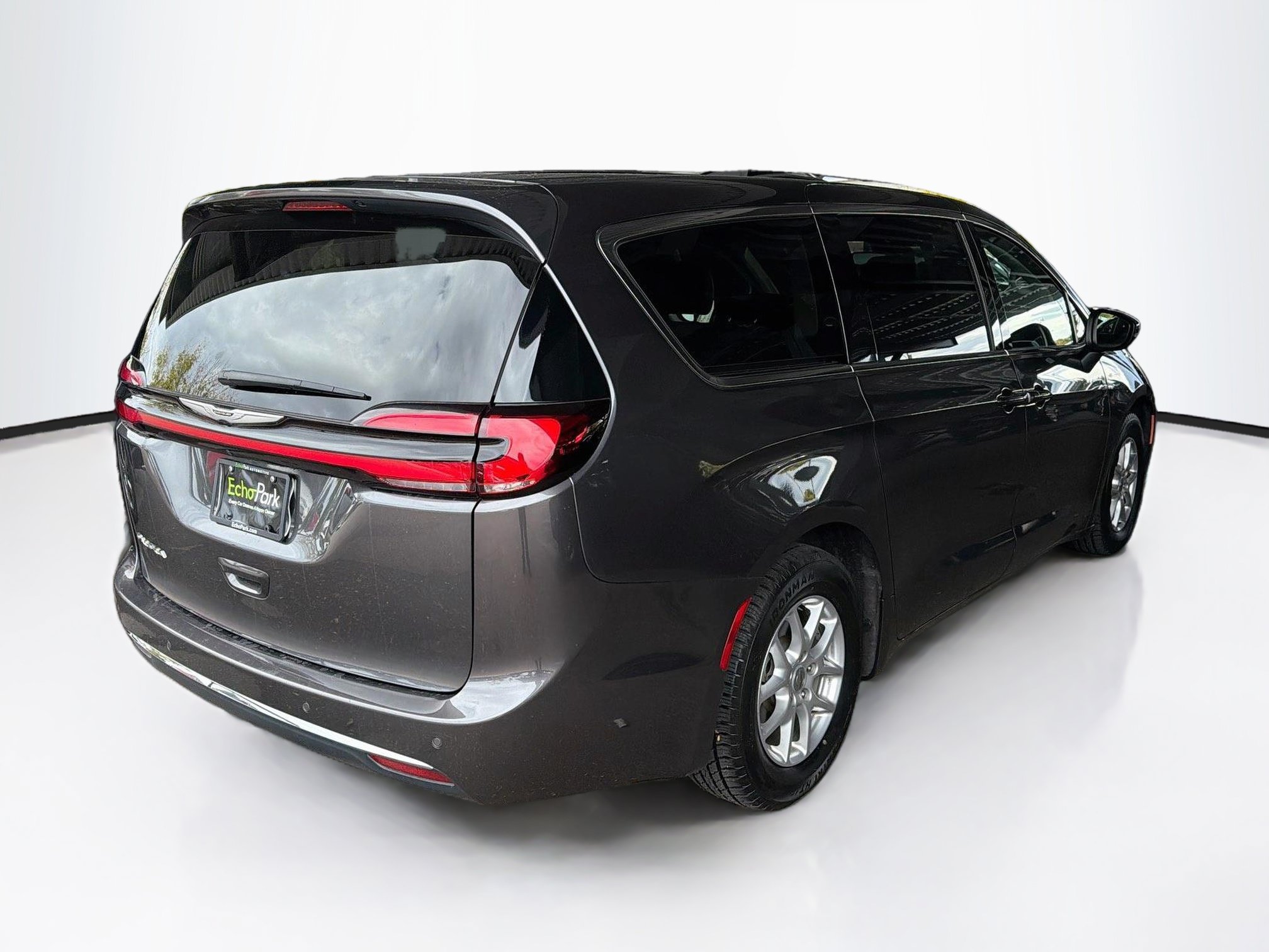 Used 2023 Chrysler Pacifica Touring-L FWD image 9