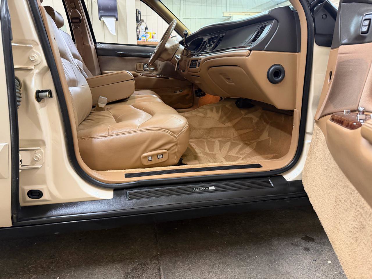 Used 1996 Lincoln Town Car Signature image 33