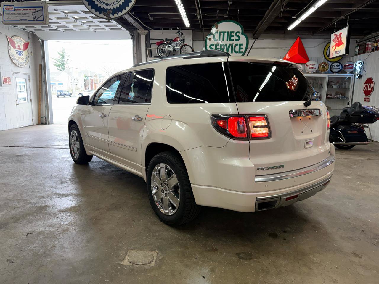 Used 2015 GMC Acadia Denali image 3
