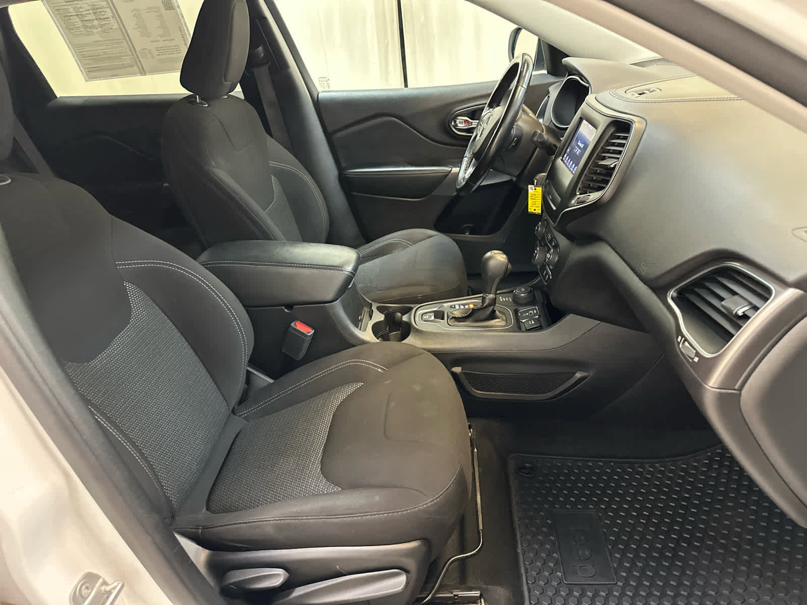 Used 2020 Jeep Cherokee Latitude w/ Cold Weather Group image 13