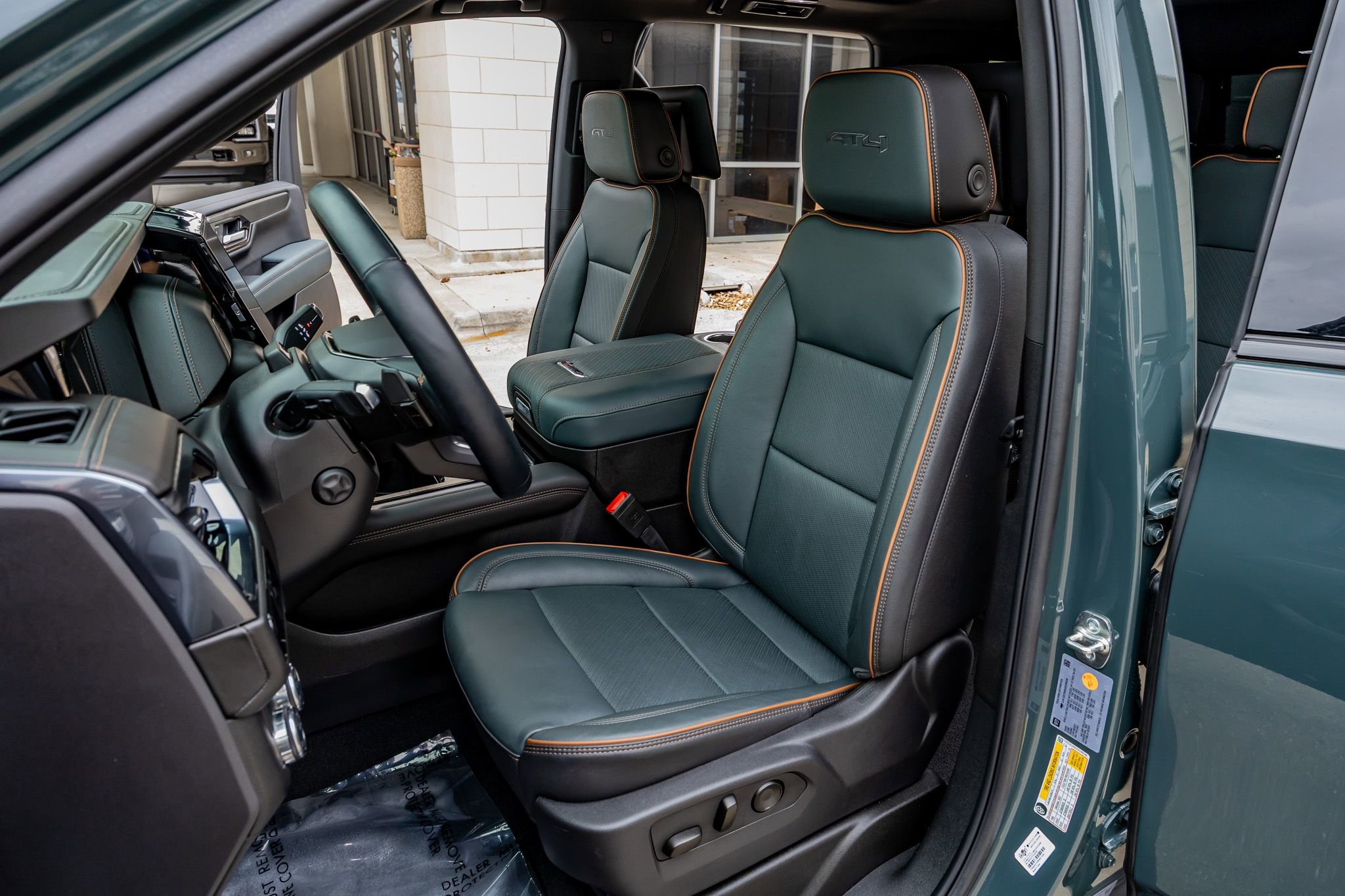 Used 2025 GMC Yukon AT4 w/ AT4 Premium Plus Package image 29