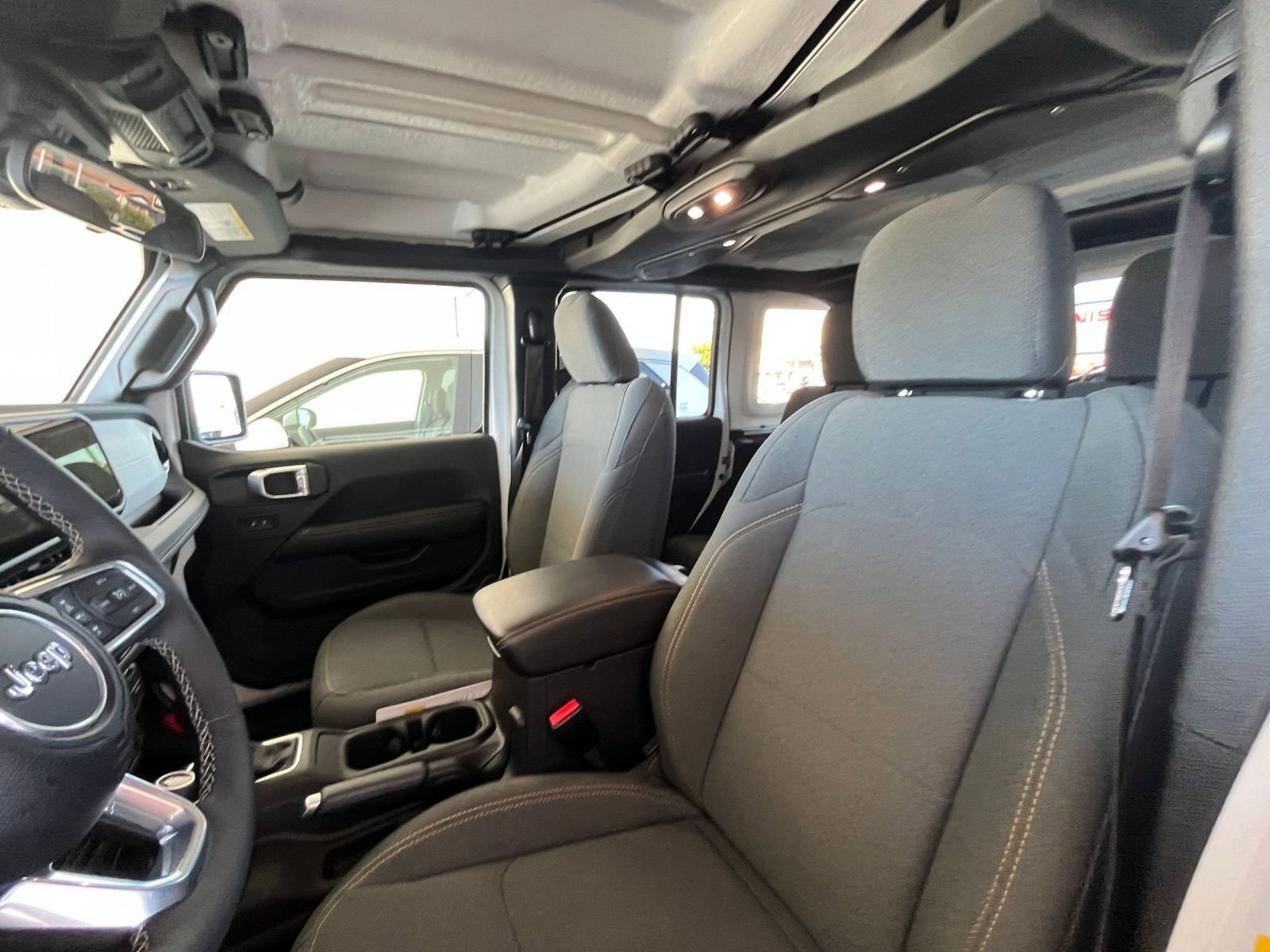 Used 2025 Jeep Wrangler Sahara image 27