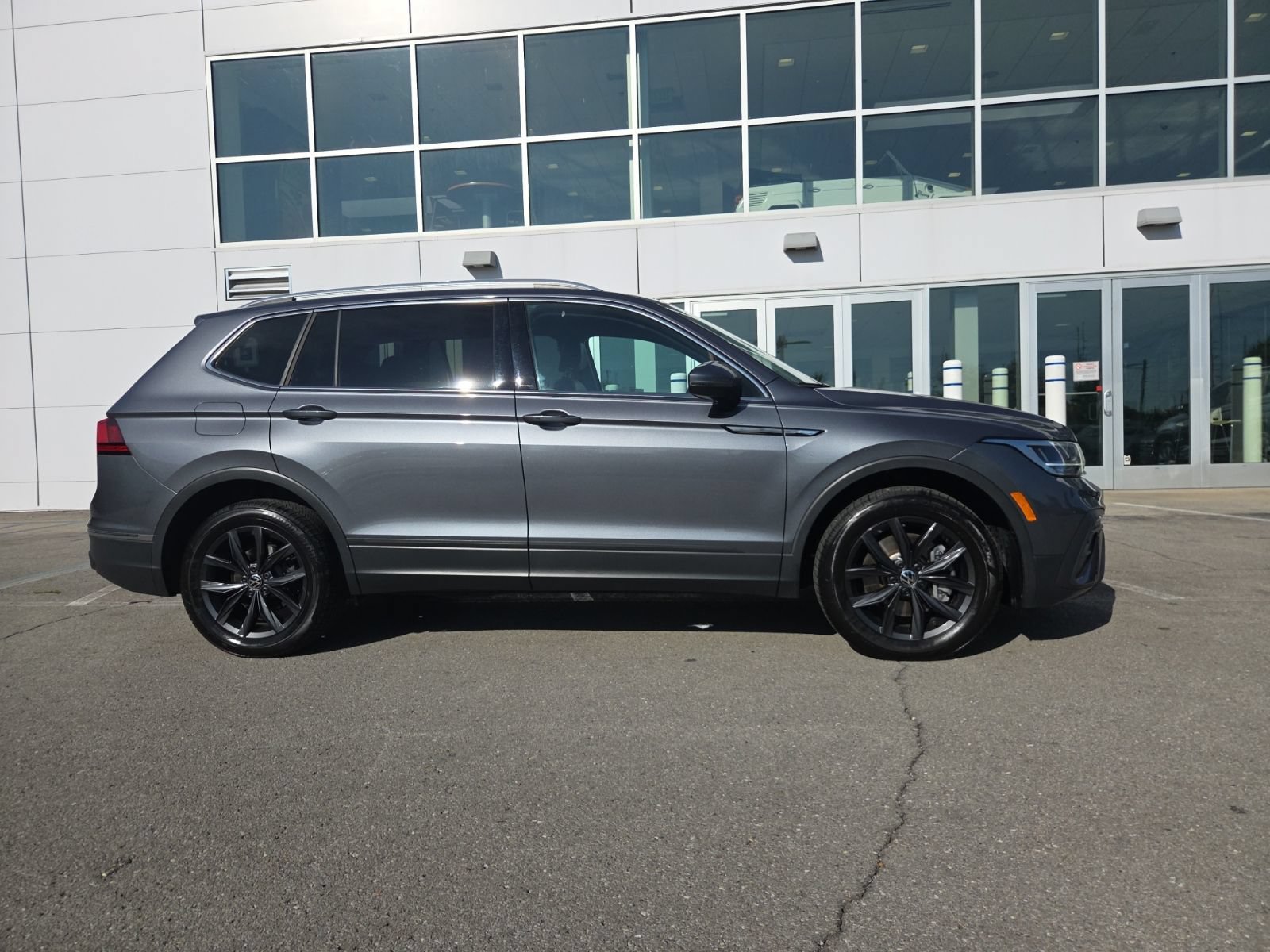Certified 2024 Volkswagen Tiguan SE AWD/4WD image 2