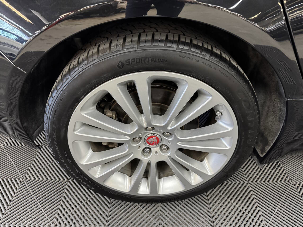 Used 2020 Jaguar XF Premium image 21