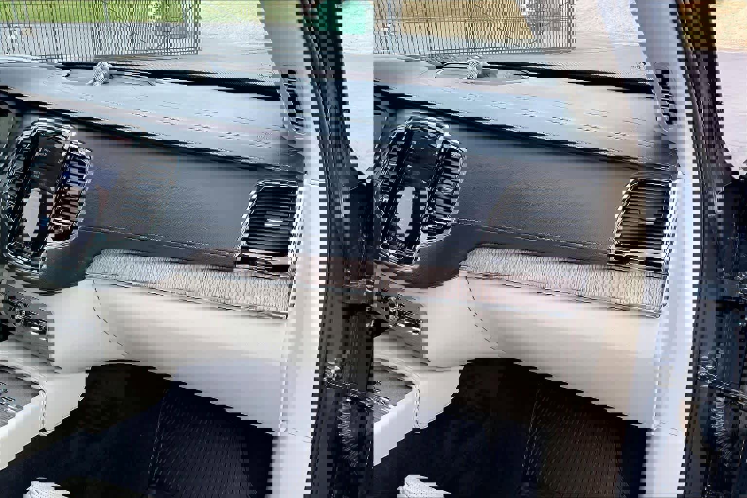 Used 2023 Volvo XC90 T8 Ultimate w/ Protection Package Premier image 19